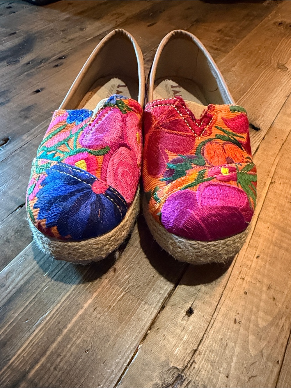 Beautiful resort-wear boutique Embroidered Espadrilles Mayan w/leather sole - Picture 9 of 10
